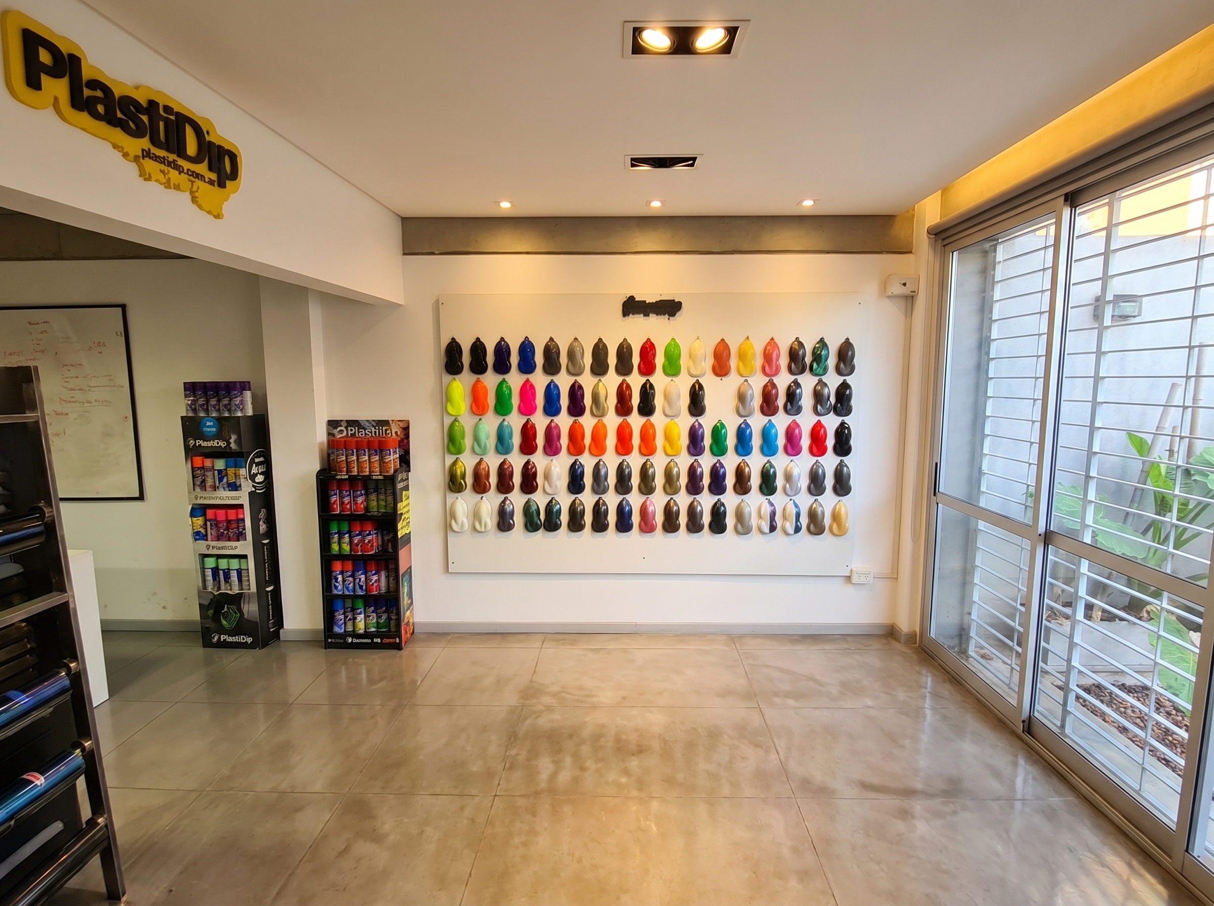 Local de Plasti Dip Argentina en El Palomar — pared de colores y showroom