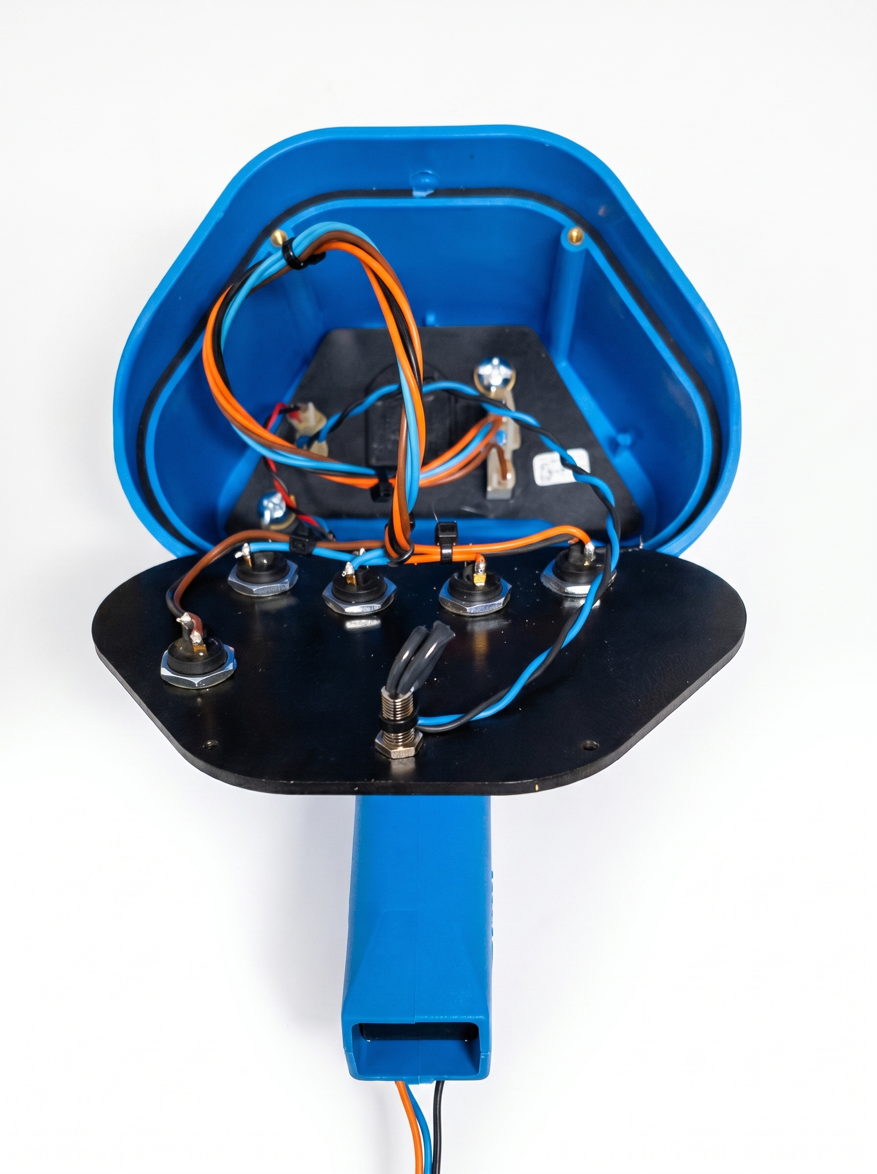 Interior del radiocomando BETONMAC mostrando cableado y plaqueta protegida con Plasti Dip